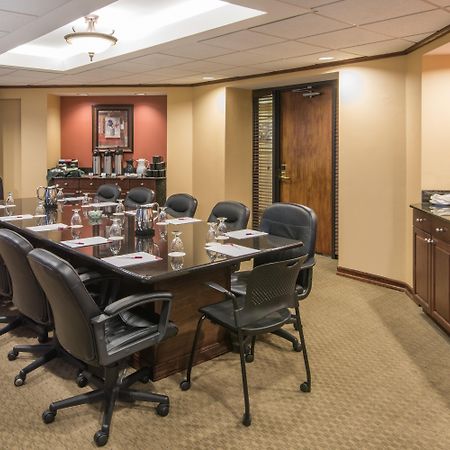 Отель Crowne Plaza Edison By Ihg Экстерьер фото