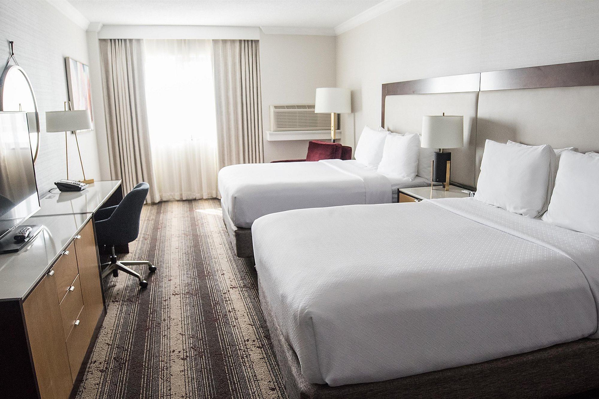 Отель Crowne Plaza Edison By Ihg Экстерьер фото