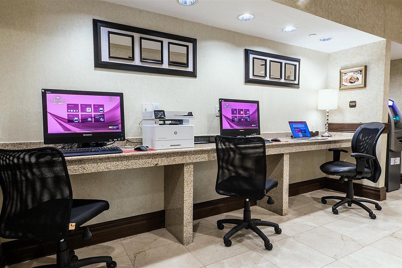 Отель Crowne Plaza Edison By Ihg Экстерьер фото