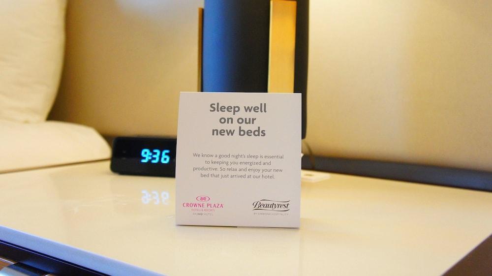 Отель Crowne Plaza Edison By Ihg Экстерьер фото
