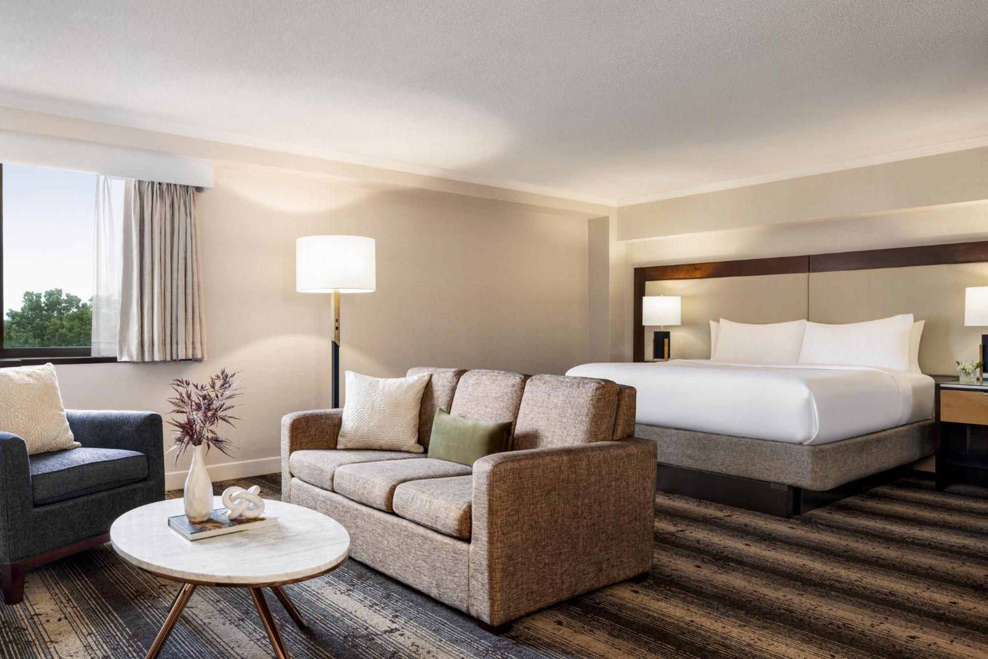 Отель Crowne Plaza Edison By Ihg Экстерьер фото