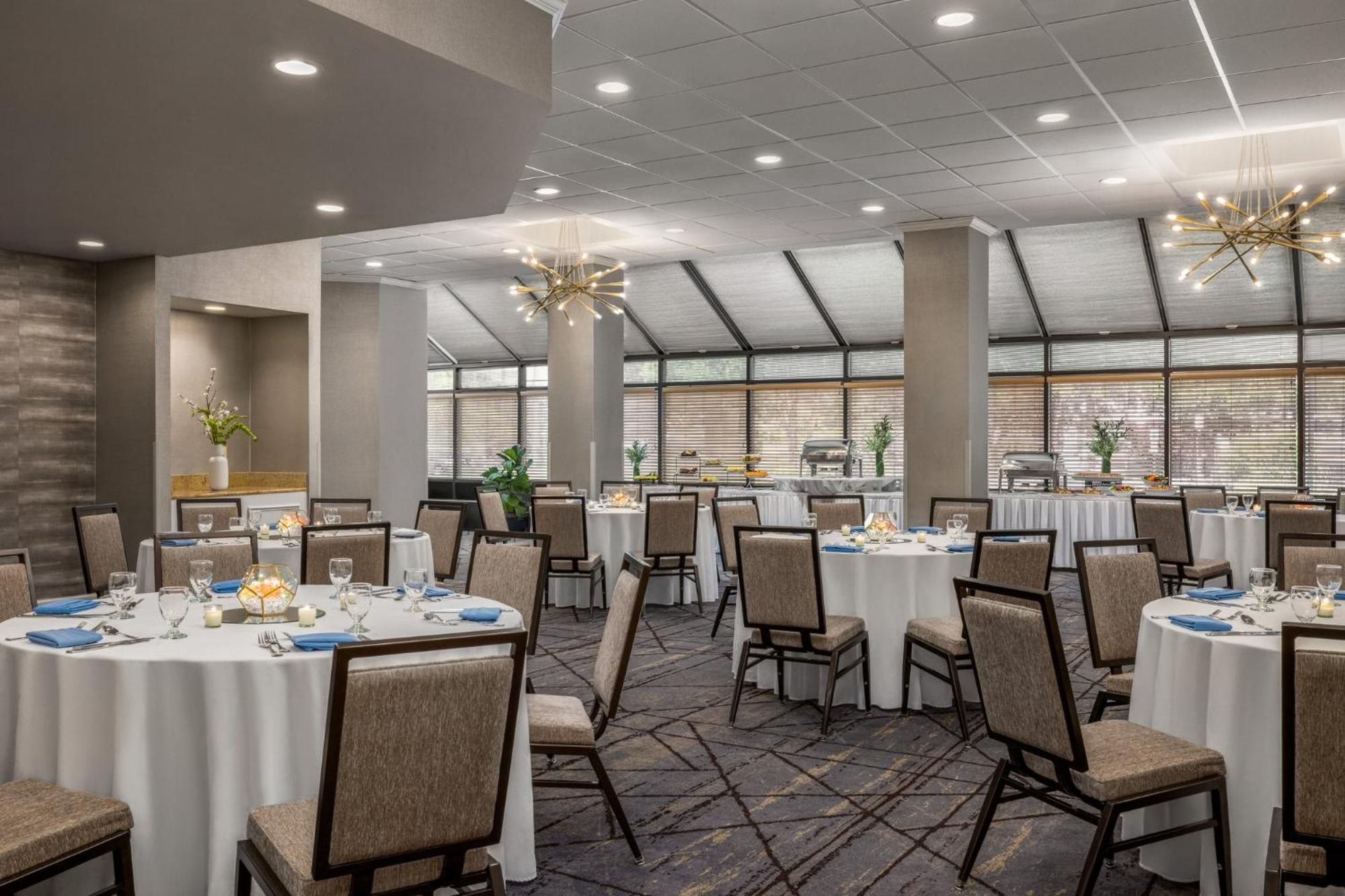 Отель Crowne Plaza Edison By Ihg Экстерьер фото