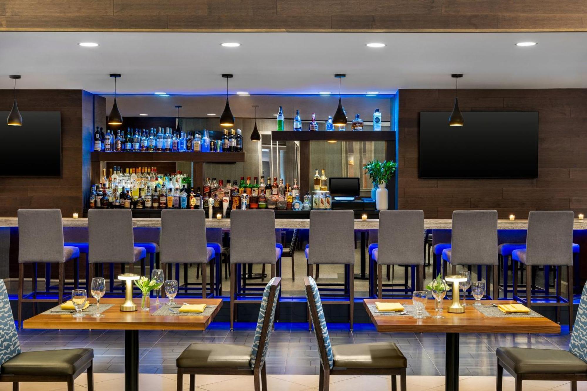 Отель Crowne Plaza Edison By Ihg Экстерьер фото