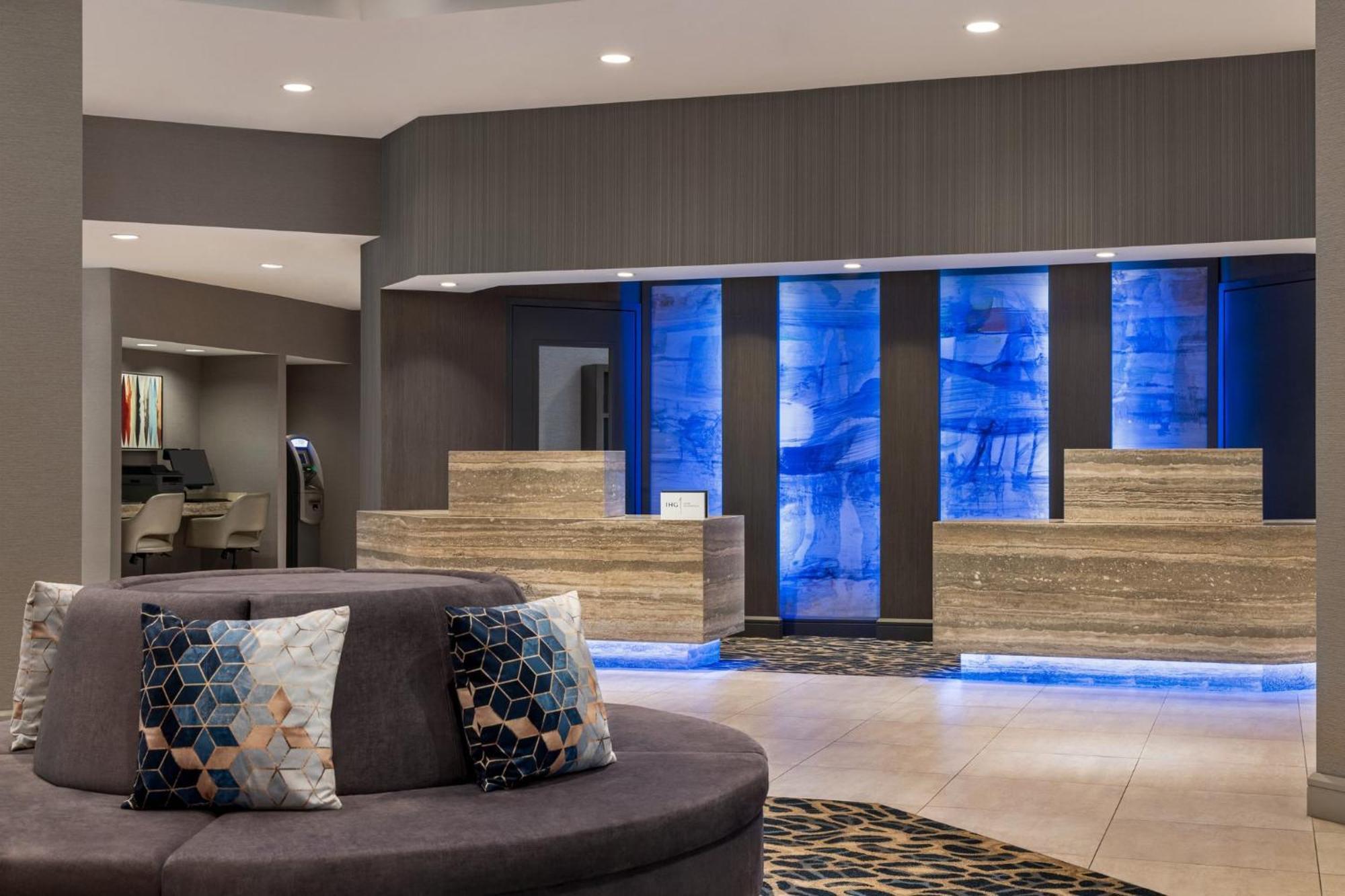 Отель Crowne Plaza Edison By Ihg Экстерьер фото