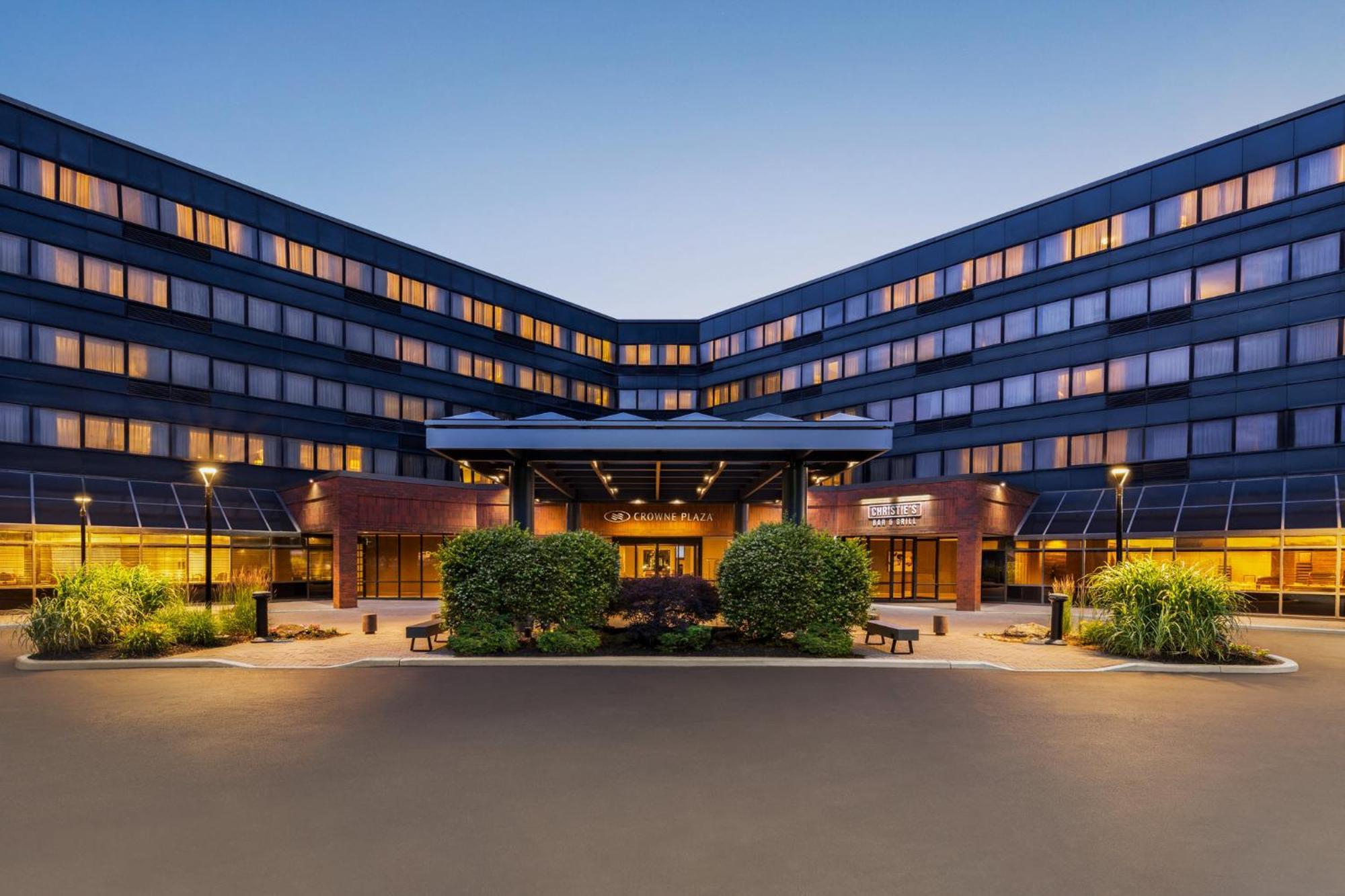Отель Crowne Plaza Edison By Ihg Экстерьер фото